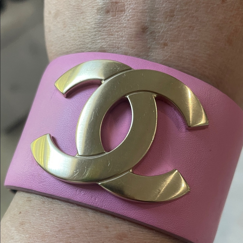 CHANEL Pink Bracelet with Gold Logo bracelet broken